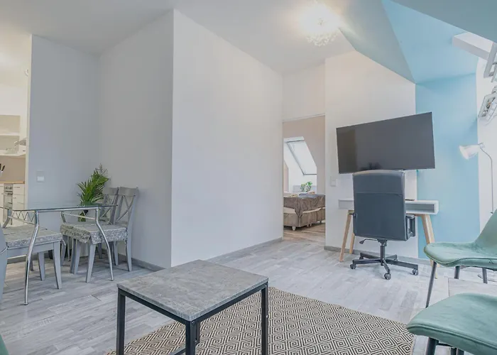 Spacious 2br & 1lr Very In Апартаменты