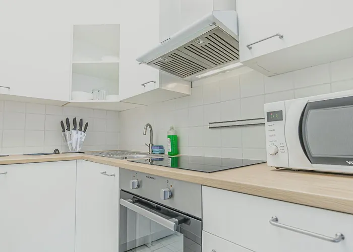 Apartment Spacious 2br & 1lr Very In