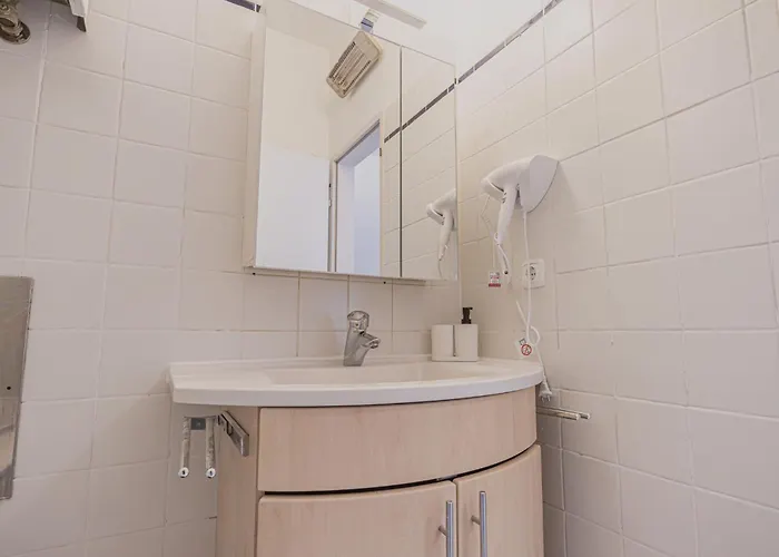 Apartment Spacious 2br & 1lr Very In *